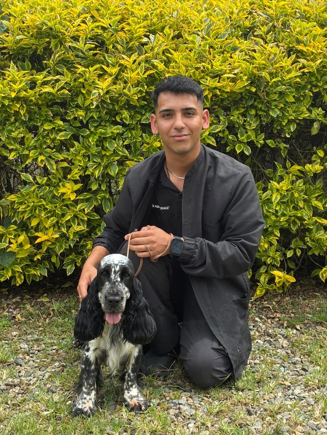 El criador junto a Sultán en el jardín